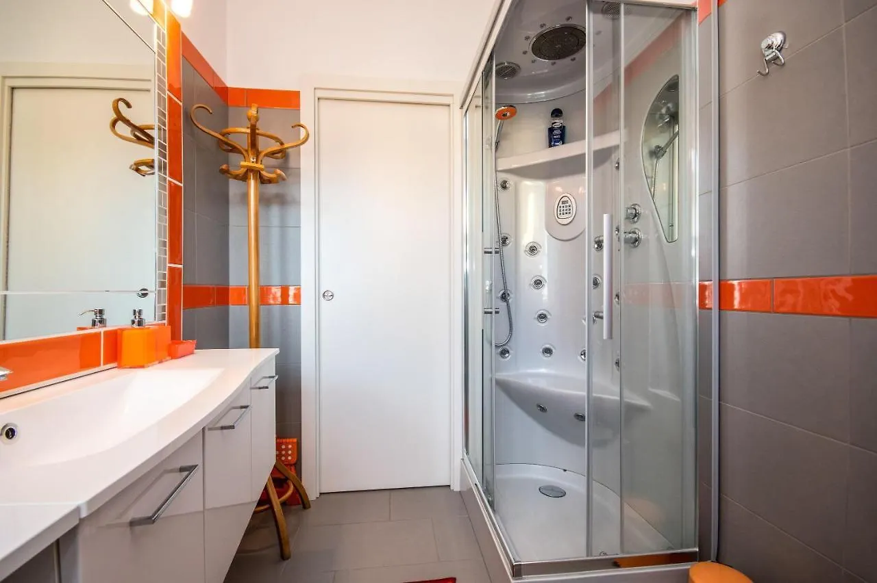 Orange Apartment Saló Italia
